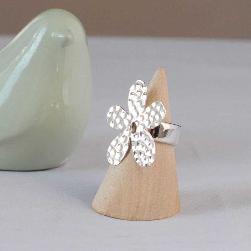 Bague Flower en argent martelé incarne à la fois, douceur, pureté et raffinement