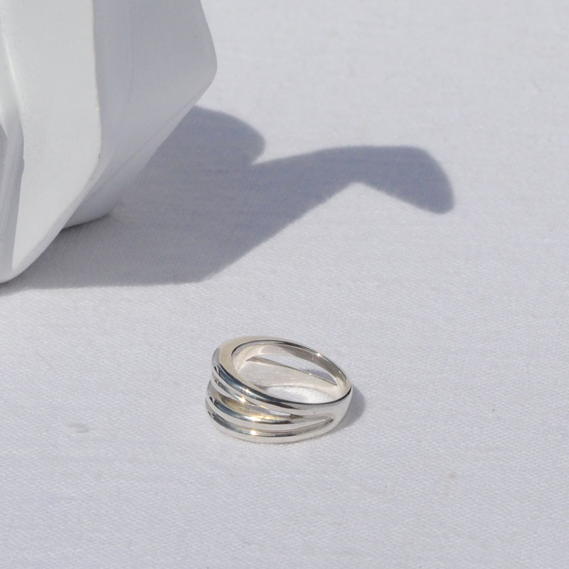 Bague en argent entrelacé : des liens qui se croisent