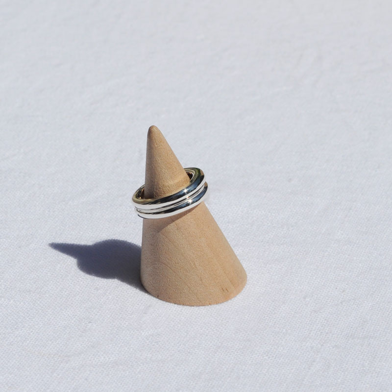 La bague Séraphine se distingue par son volume généreux et sa rondeur, offrant un effet visuel unique de doubles anneaux