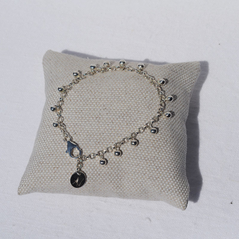 Bracelet de perles d'argent, telles des pampilles en bijouterie